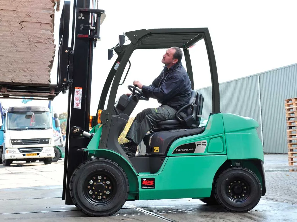 Forklift Mitsubishi angkat barang